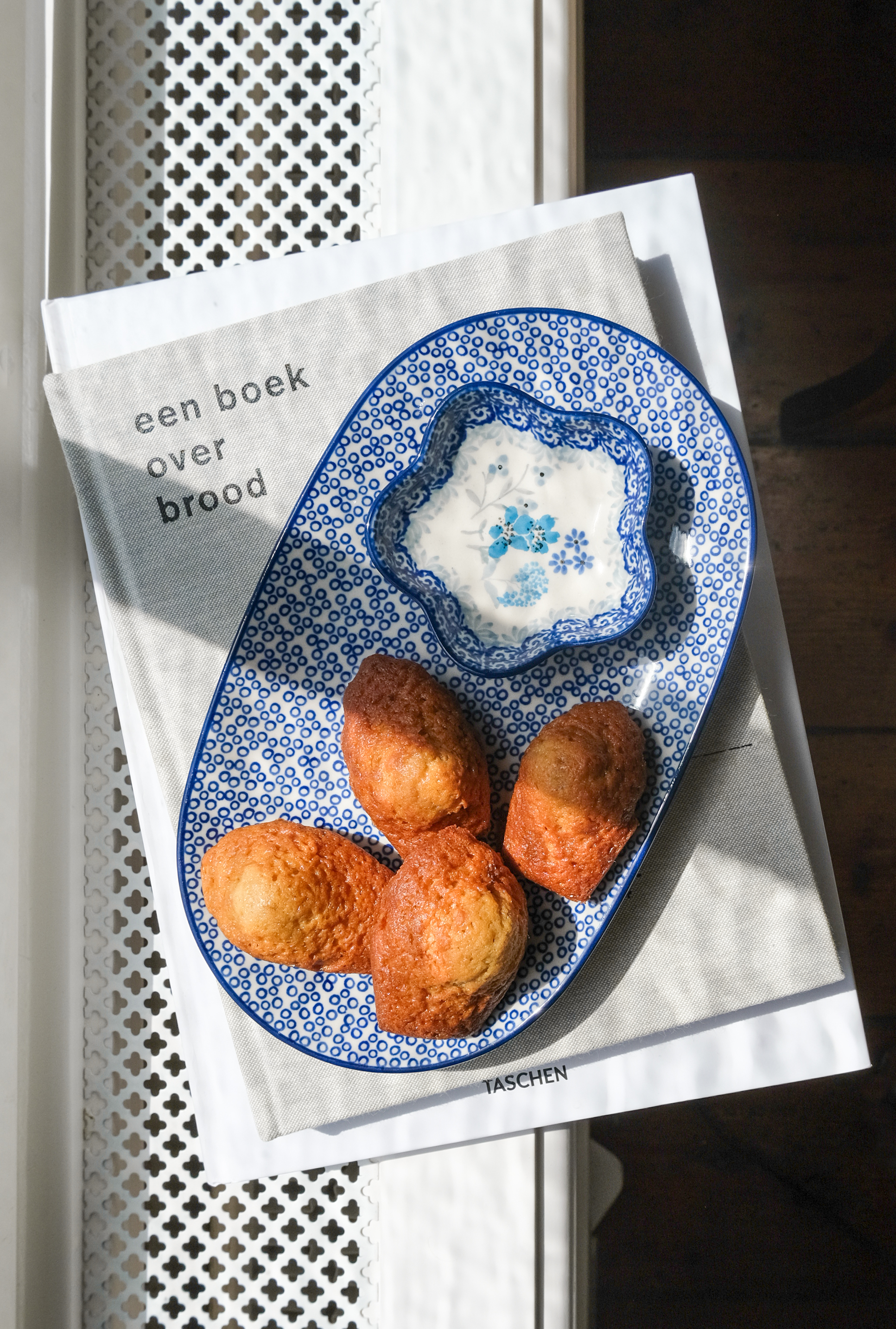 2668 wijde ovale serveerschaal bubbels boek